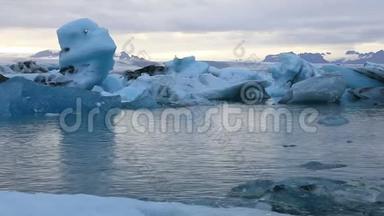冰川湖中的漂浮冰山