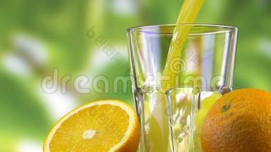 彩色背景下<strong>倒入杯中</strong>的橙汁