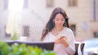 在欧洲城市的户外咖啡馆里，年轻的白种人女人在传递信息和自我画像