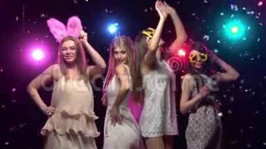 单身派对上的女孩跳舞，玩得开心。 慢动作