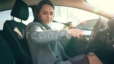 驾驶前妇女坐在车内系好安全带