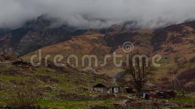 间隔射击。 北奥塞梯，在有着千年历史的古老聚落中形成的云层-达戈姆