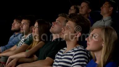 电影院，快乐的朋友在电影院看电影