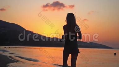 日落时分，女人在热带海滩慢动作地散步。 1920x1080