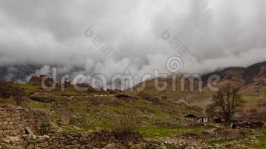间隔射击。 北奥塞梯，形成云在古聚落与千<strong>年历</strong>史-达戈姆。