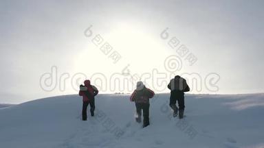游客团队合作，爬山，互相帮助，到达山顶。 克服困难，伸出援助之手..