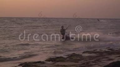 一个人在海滩上玩风筝，慢动作