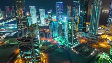 多哈卡塔尔滑雪者在中东市中心的街道上，高楼大厦在夜间熄灯