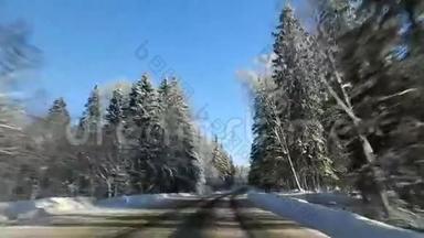车辆行驶冬季雪林路时，从<strong>车载</strong>摄像头的正面观看。