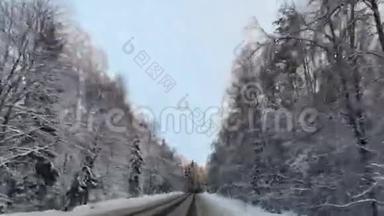 车辆行驶冬季雪林路时，从车载摄像头的正面观看。
