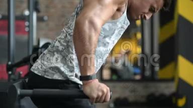 强壮的运动健硕的男人，肌肉锻炼、健身和健美的概念背景肌肉健美者健身
