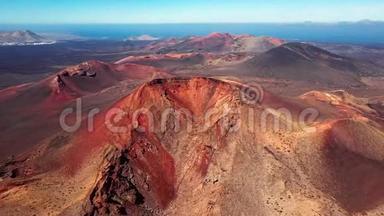 在西班牙加那利群岛<strong>兰萨罗特</strong>蒂曼法亚国家公园附近的火山上空飞行