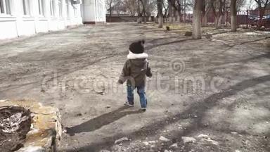 快乐的小朋友，小男孩在公园里嬉笑打闹，在户外散步..