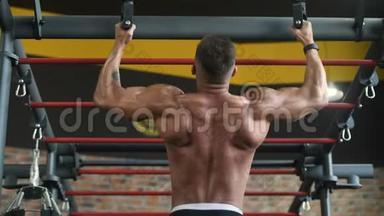 强壮的运动健硕的男人，<strong>肌</strong>肉锻炼、健身和健<strong>美</strong>的概念背景<strong>肌</strong>肉健<strong>美</strong>者健身