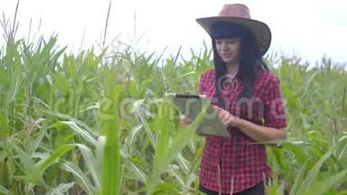 智慧<strong>生态农业</strong>耕作理念生活方式.. 农民女孩植物研究员在检查时使用和触摸平板电脑