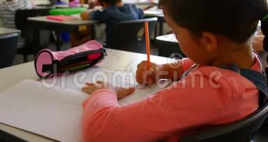 高加索地区的女学生在4k学校的一间教室里的课桌上学习