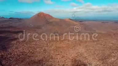 在西班牙加那利群岛兰萨罗特蒂曼法亚国家公园附近的火山上空飞行