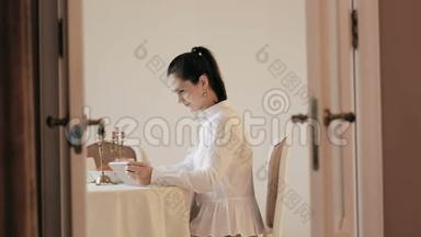 一桌一桌地喝咖啡的女人