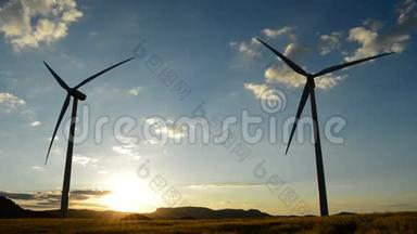 风力涡轮机能源塔在日落时移动
