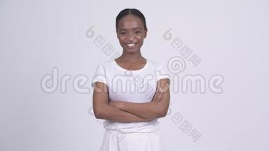 年轻快乐的非洲女人，双臂交叉微笑