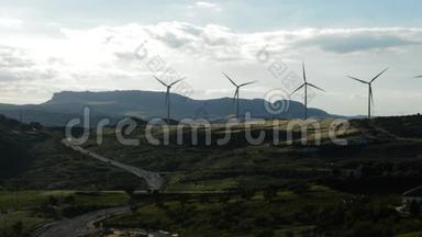 风力涡轮机能量塔在山上移动