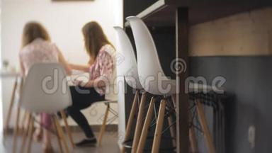 两位年轻的<strong>女</strong>画家在家画室创作工具