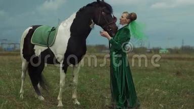 一个穿绿色西装的女人骑着一匹马