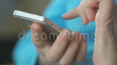 女人在银色智能手机上打字