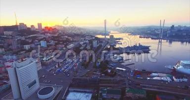 鸟瞰海参崴市中心，金角港.. 日出。 俄罗斯