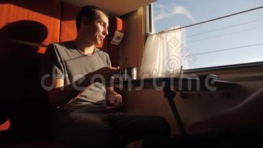 一个人坐在火车车厢的窗户上，车在喝茶，咖啡在说话