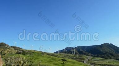 风力涡轮机能量塔在山上移动
