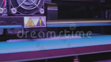 在3D打印<strong>机上</strong>打印。 工业打印在3D打印<strong>机上</strong>。 3D打印机工作