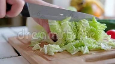 蔬菜放在砧板上的桌子上