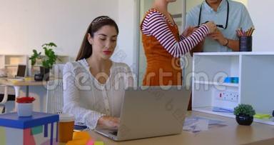 在现代<strong>办公</strong>室的<strong>办公</strong>桌上<strong>用笔</strong>记本电脑工作的高加索女商人