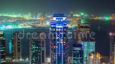 多哈卡塔尔滑雪者在中东市中心的<strong>街道</strong>上，高楼大厦在<strong>夜间</strong>熄灯