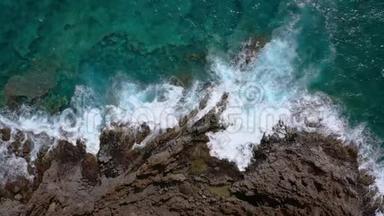 无人的海岸的<strong>俯视</strong>图。 特内里费岛的岩石海岸。 空中无人机的海浪到达海岸的<strong>镜头</strong>