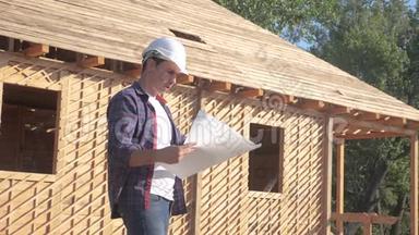 概念建筑构建建筑师慢动作视频.. 戴着头盔的建筑工人站在建筑的生活方式