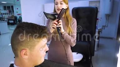 美容院的年轻帅哥.. 那家伙坐在扶手椅上。 理发师剪了她的头发。 他就是