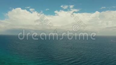 海景，蔚蓝的大海，天空中有云和岛屿