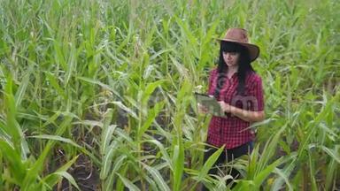 智慧生态农业养殖理念.. 农民女孩植物研究人员在检查时使用并触摸生活方式平板电脑