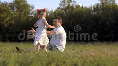 父亲在公园里和女儿玩
