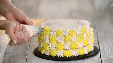 厨师或面包师用鲜奶油装饰蛋糕。
