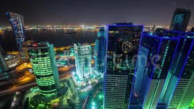 多哈卡塔尔滑雪者在中东市中心的街道上，高楼大厦在夜间熄灯