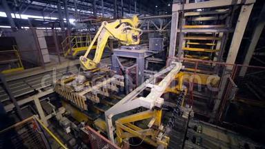 工业<strong>机器人</strong>。 <strong>机器人</strong>手臂<strong>装配</strong>产品在现代工厂。