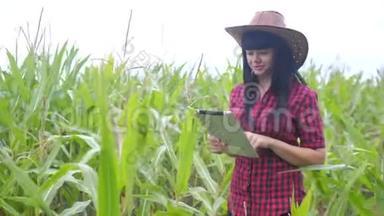 智慧<strong>生态农业</strong>生活方式养殖理念.. 农民女孩植物研究员在检查时使用和触摸平板电脑