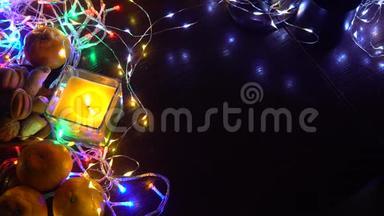 有蜡烛、花环、<strong>彩灯</strong>、有选择的焦点黑色<strong>背景</strong>假日装饰的圣诞构图