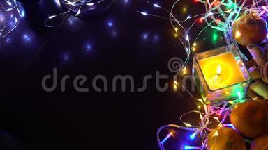 有蜡烛、花环、彩灯、有选择的焦点黑色背景假日装饰的圣诞构图