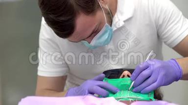 诊所牙科，安装贴面给病人在牙科诊所。 牙医美牙，微笑.. 关门
