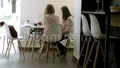 两位年轻的女画家在家画室创作工具