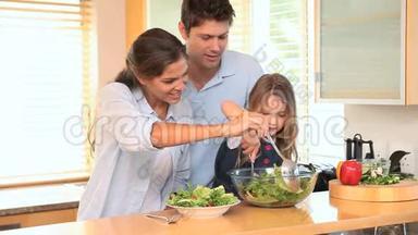 一家人在厨房一起做沙拉